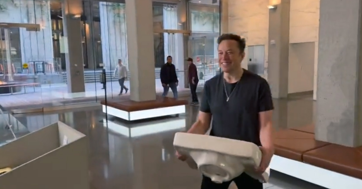 It s Happening Elon Musk Walks Into Twitter Headquarters Let That